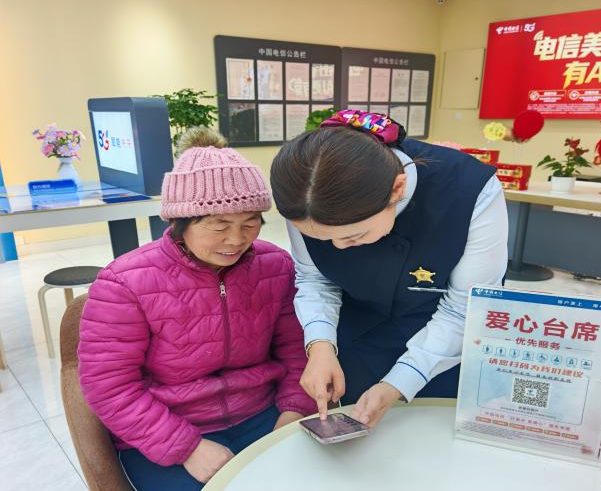 营业员为老人讲解手机操作
