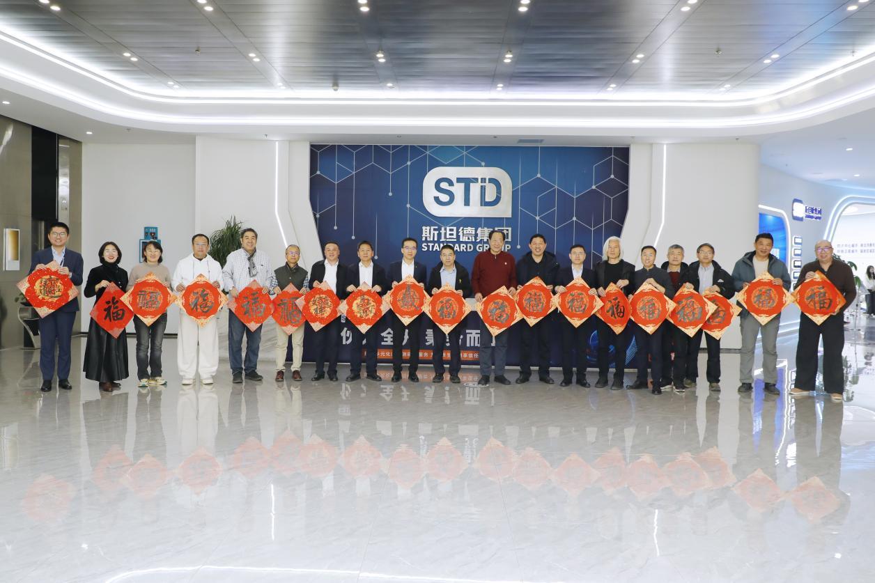 （青岛科技大学青岛校友会新春主题书画笔会合影留念）