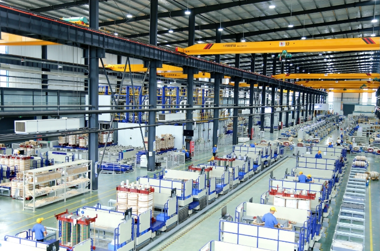 吉安伊戈尔磁电科技有限公司车间生产场景。 肖琛/摄