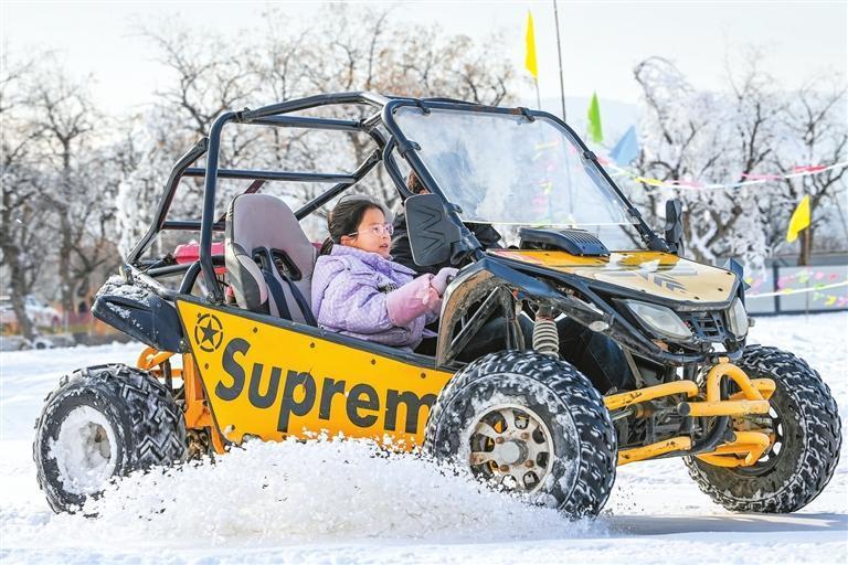 游客在永靖县星河欢乐田园冰雪乐园体验冰雪项目