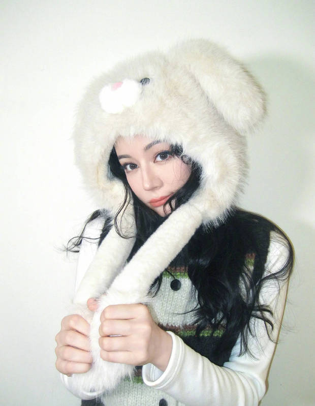 迪丽热巴戴毛茸茸兔耳帽好萌。