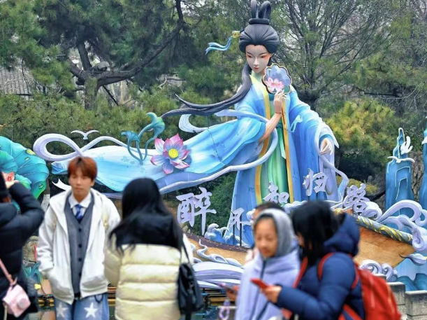 李清照主题花灯受热捧 济南趵突泉畔邂逅“荷间醉梦”