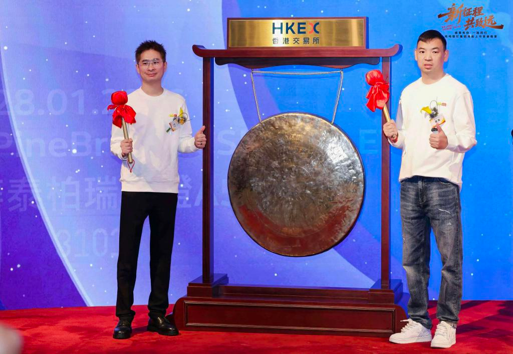 鸣鸣很忙副董事长、赵一鸣零食创始人赵定(左)鸣鸣很忙董事长、零食很忙创始人晏周(右)