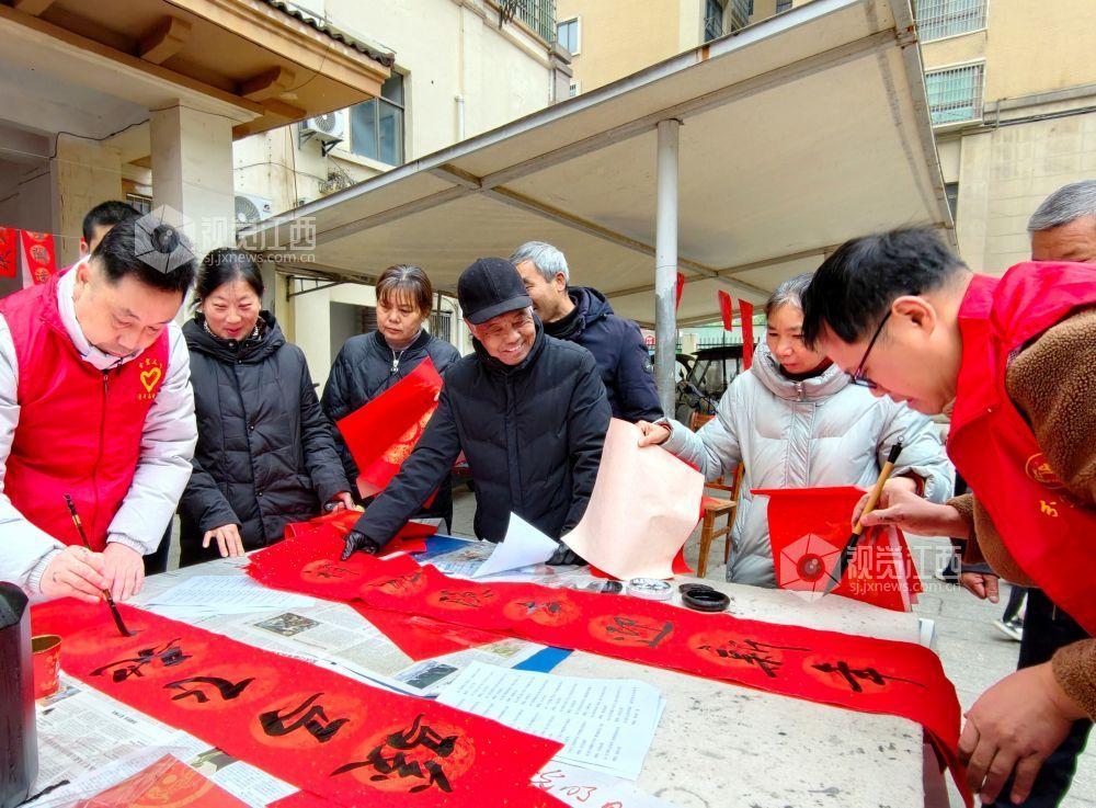 江西分宜：写春联 送祝福（图）