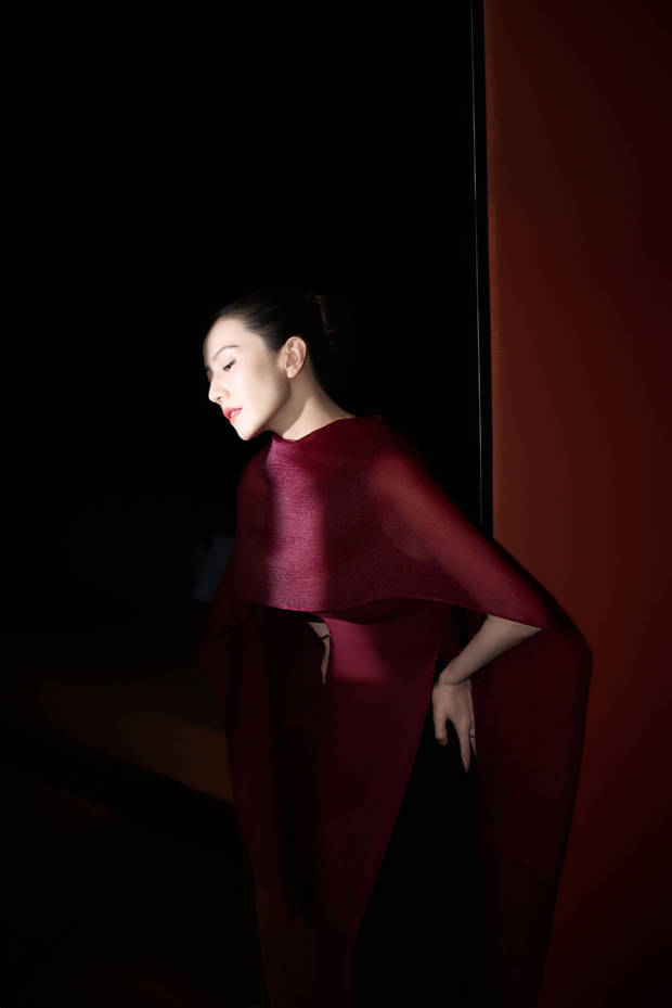 高圆圆的皮肤白皙，保养有方。