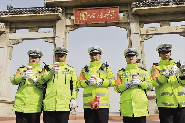 暖茶送到执勤民警手中