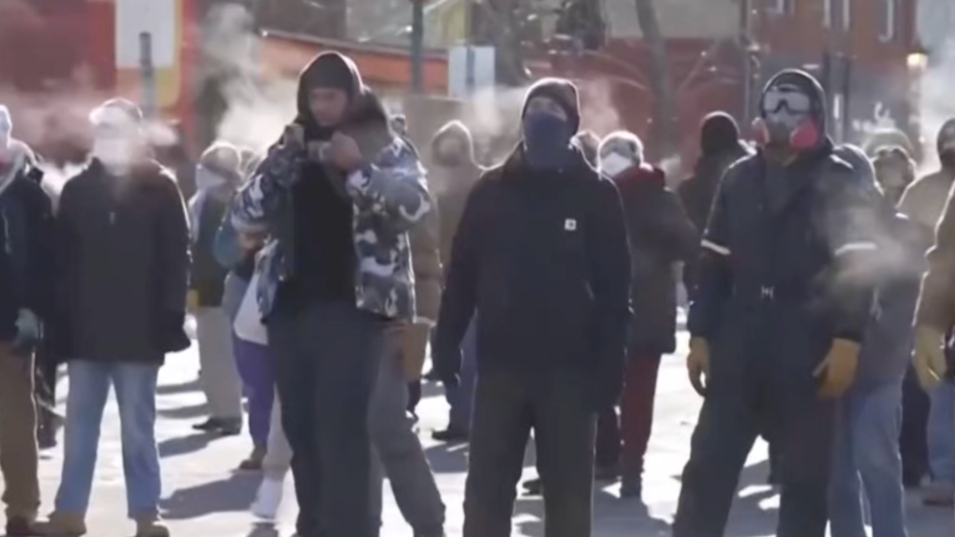 美国37岁男子遭执法人员射杀，有抗议者被控制后绝望大喊：“别拍照了，快来救我，他们会杀了我！”