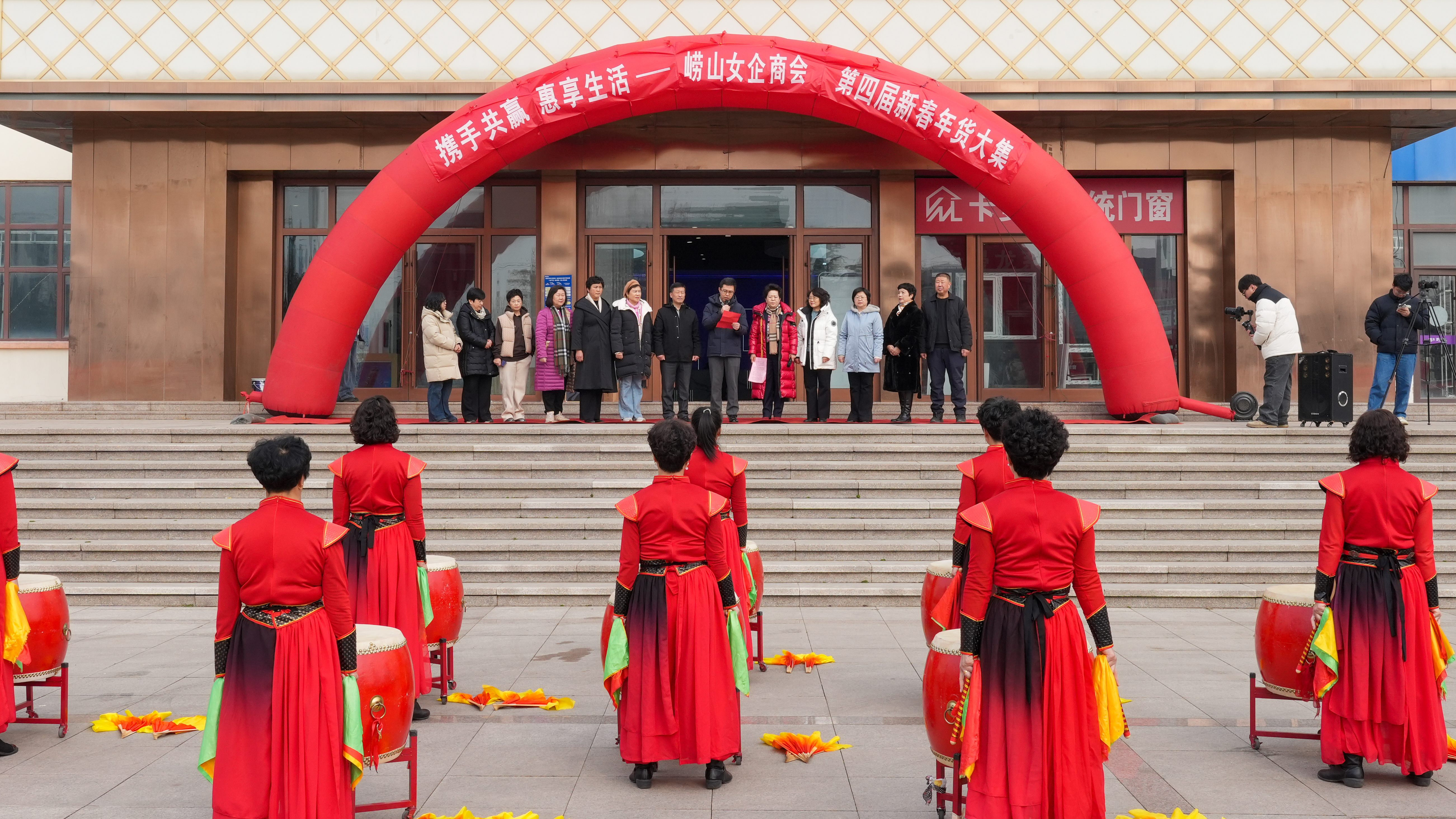 巾帼展风采、年货迎新春，2026崂山女企商会年货大集火热开市