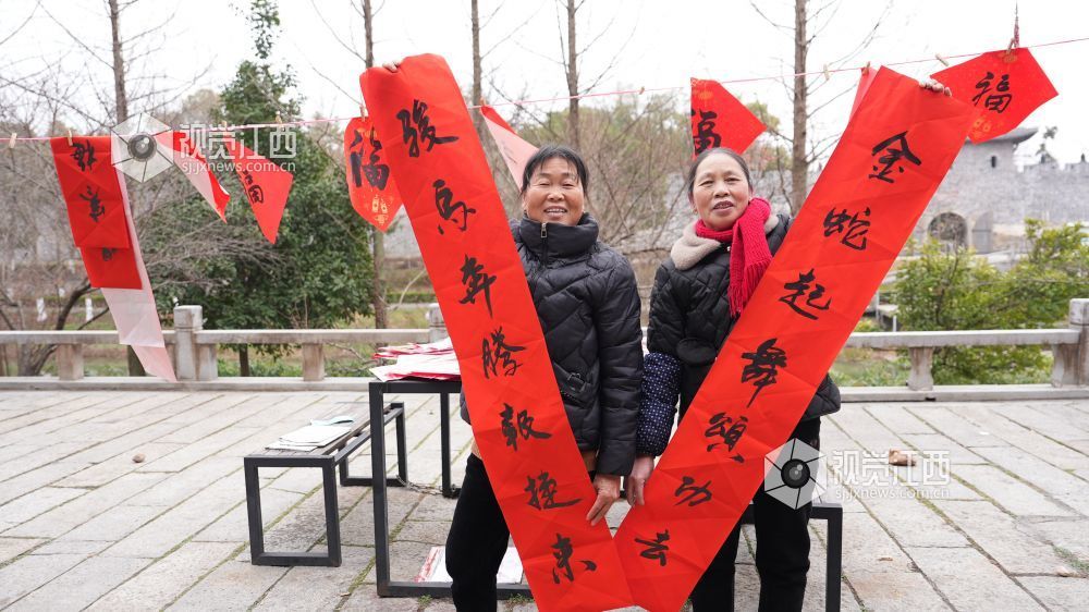 1月29日，江西省永丰县恩江镇塘仔角开展“迎新春 写春联 送祝福”活动，把浓浓的年味和新春的祝福送到社区居民群众的手中、心上。