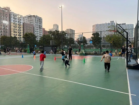 深圳龙华润庆翔篮球俱乐部举办公益活动 职业球员与青少年以球会友