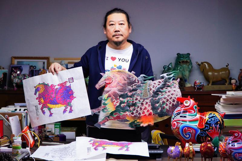 图为,李向宇将传统文化与现代创意相结合,打造出皮影、木版年画、马勺脸谱等形式的马年文创产品。