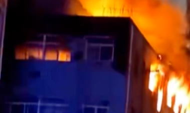 安徽合肥一瓜子厂突发大火，近20辆消防车现场处置