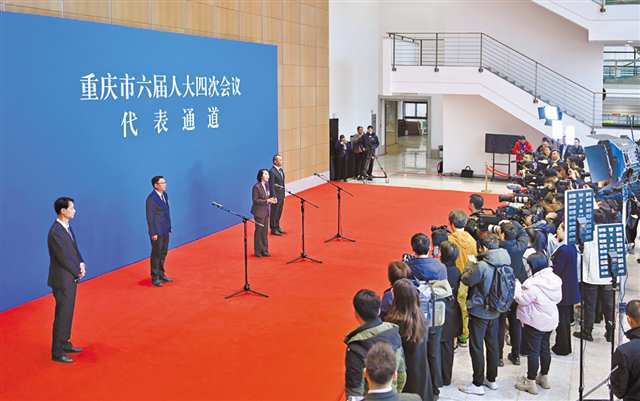 1月29日，市人民大厦，市六届人大四次会议“代表通道”集体采访现场。记者 齐岚森 摄/视觉重庆