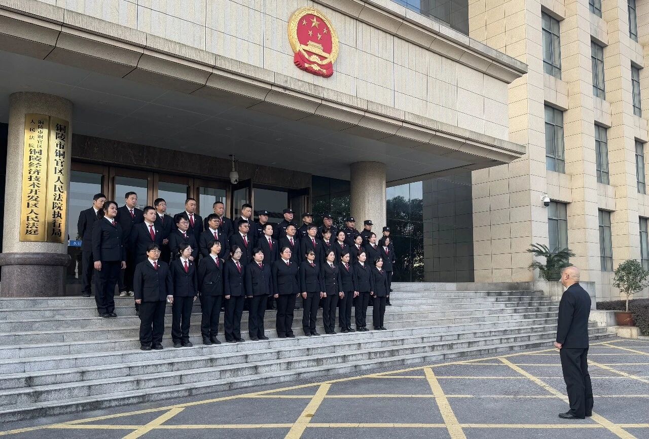 图为区法院开展涉民生专项集中执行行动。