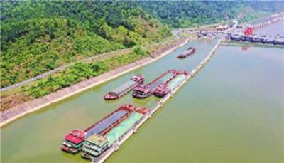 船队通过峡江船闸