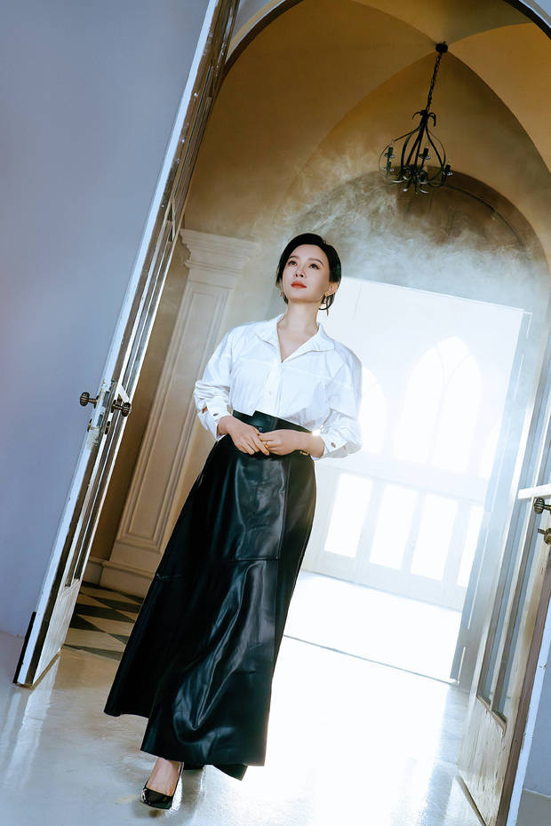 陈数穿着白衬衣、黑皮裙，造型简约干练。