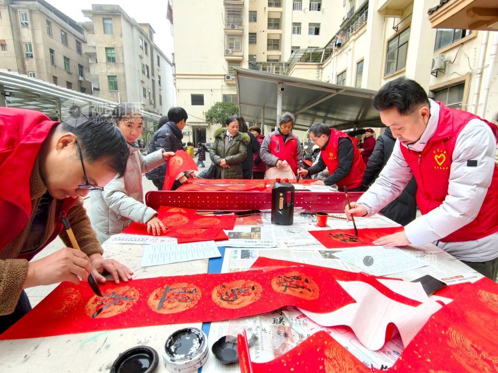江西分宜：写春联 送祝福（图）