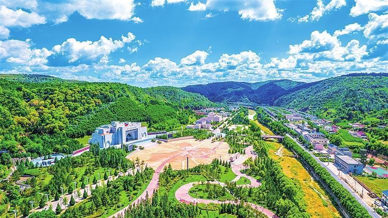 蓝天白云下的南梁红色小镇 刘永刚