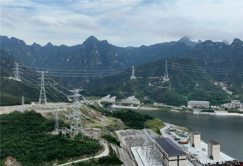 2025年8月26日拍摄的易县抽水蓄能电站下水库附近的电站送出线路。新华社记者 杨世尧摄