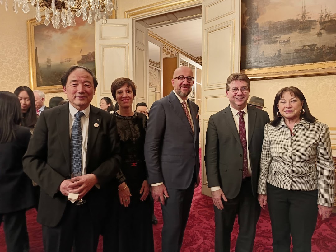 左一为徐波,左二、左三为欧盟理事会前主席米歇尔夫妇,右二为法国参议院法中友好小组主席大卫·罗斯,右一为迪马夫人