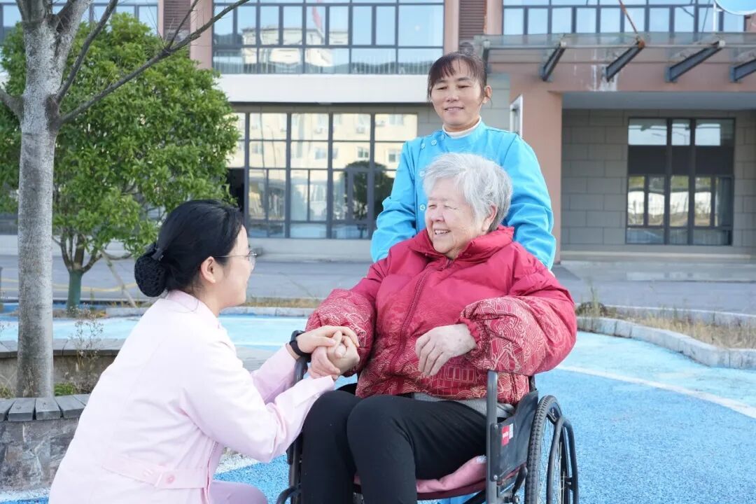 月湖新城医养服务中心医护人员与老人聊天