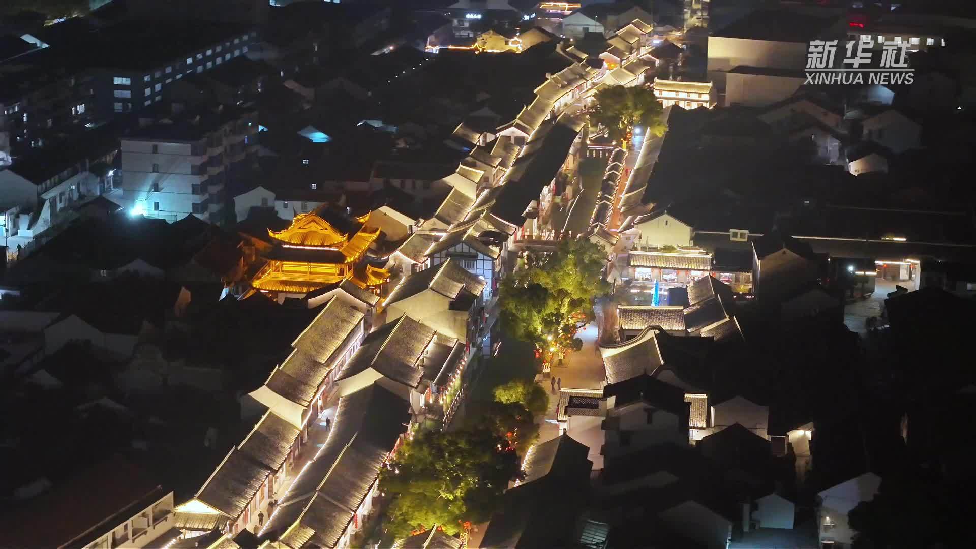 光影交织迎新春 上海奉贤青溪老街马年灯会点亮