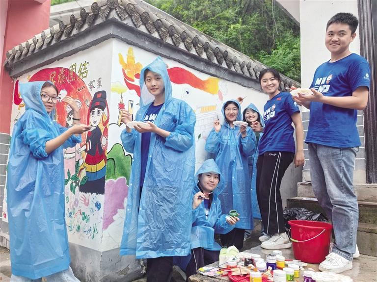 “石榴花开润官鹅”墙绘