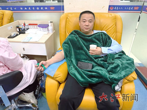 爱心人士李水为军嫂献血。