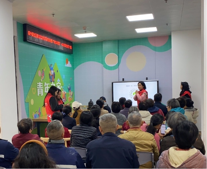 “AI赋能，智享银龄”——福中福社区新时代文明实践站  开展老年AI公益课