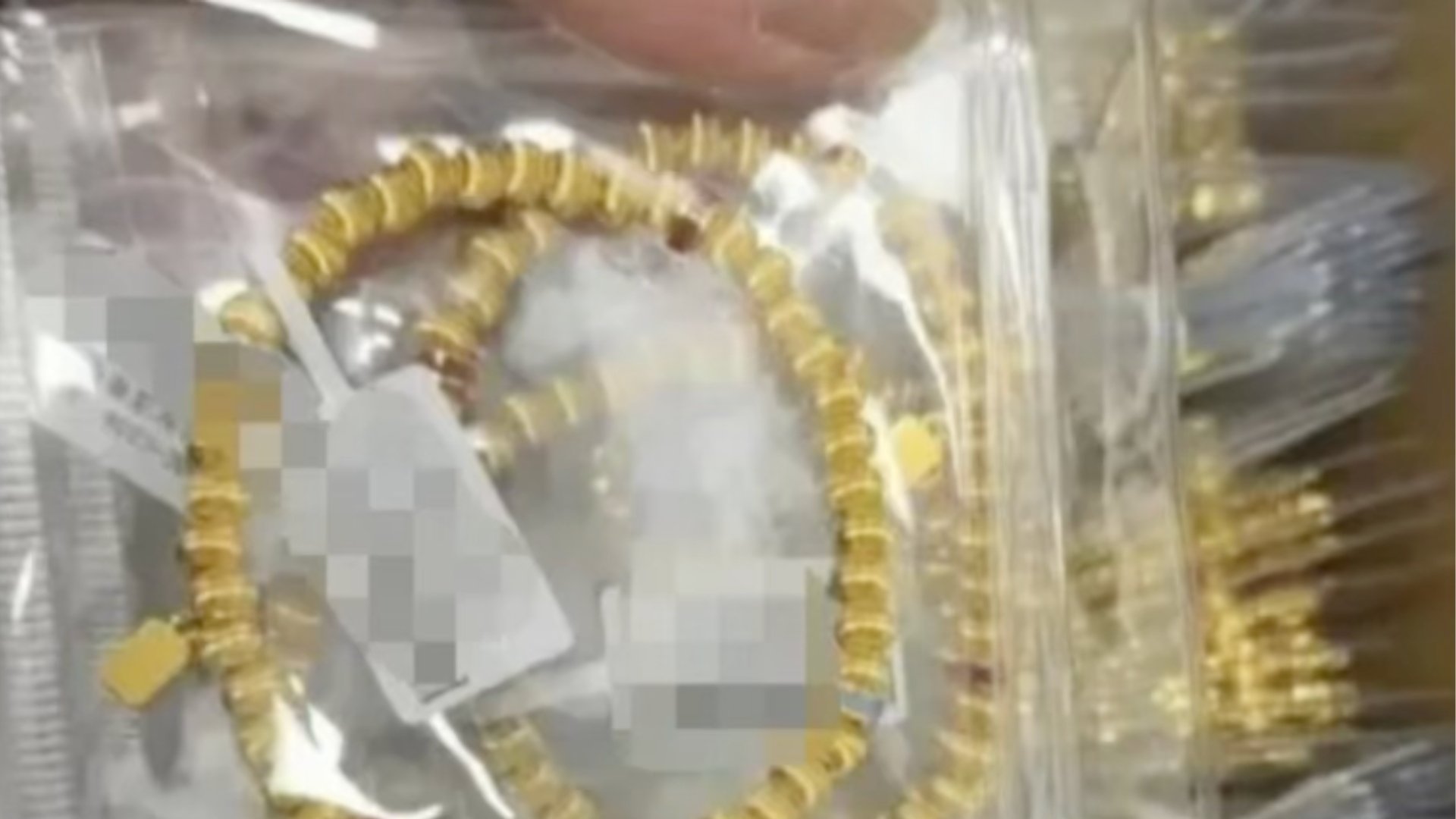 珠宝公司新员工将12公斤黄金忘在高铁上，价值近2000万元！幸好被列车长发现，联系后顺利取回