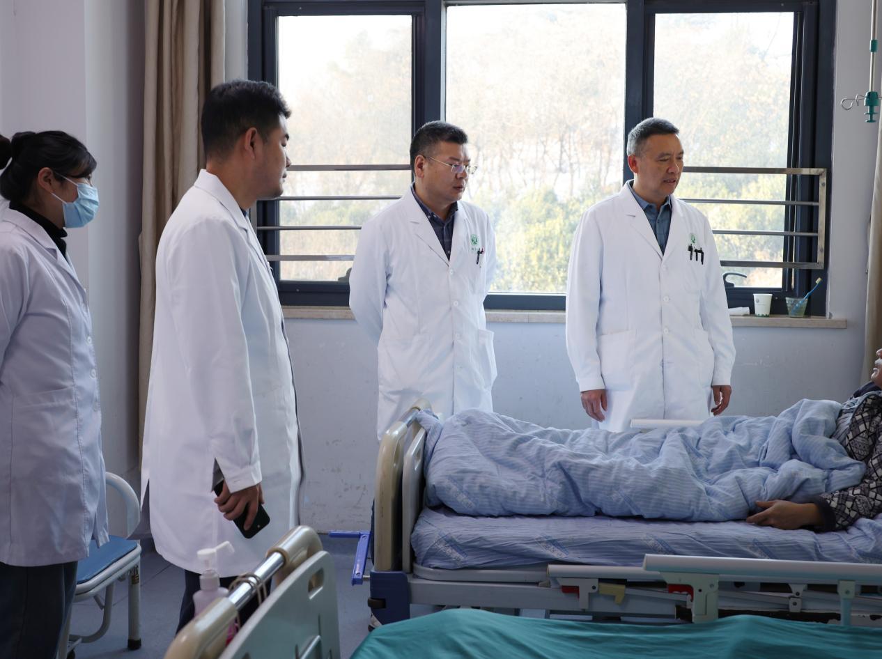 吴永丰主任带领团队查房。杨忠实摄