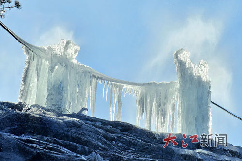 1月23日，宜春市明月山雪霁初晴，冰凌在太阳照耀下冒着热汽融化。 大江网视觉江西舒劲松摄