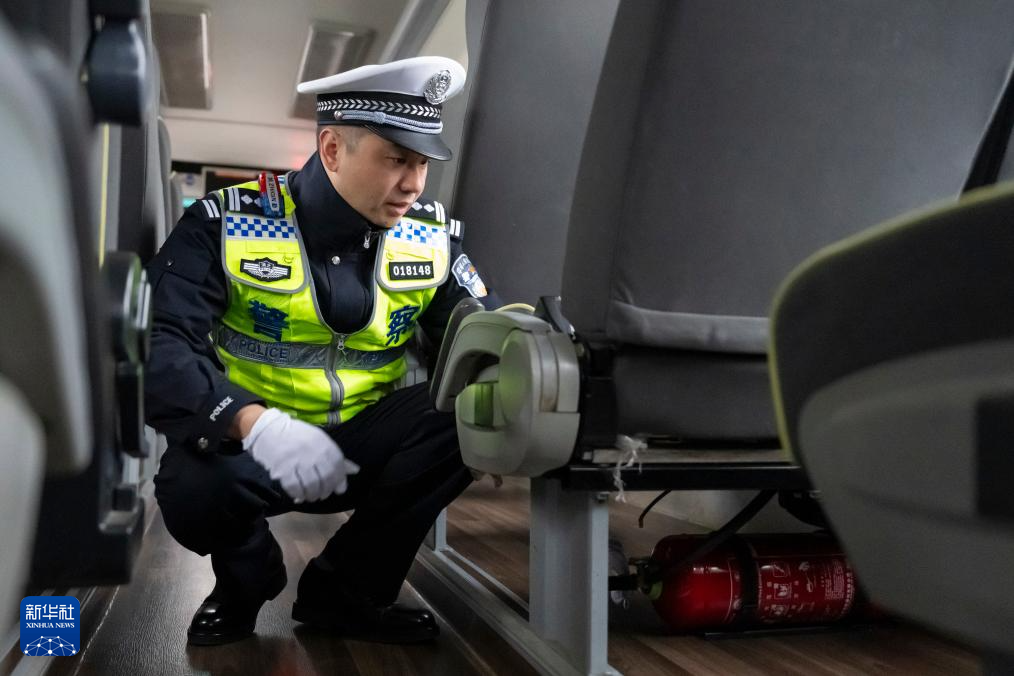 1月29日,在湖北省武汉市宏基长途客运汽车站,武汉交警对长途汽车进行安全检查。新华社记者 伍志尊 摄