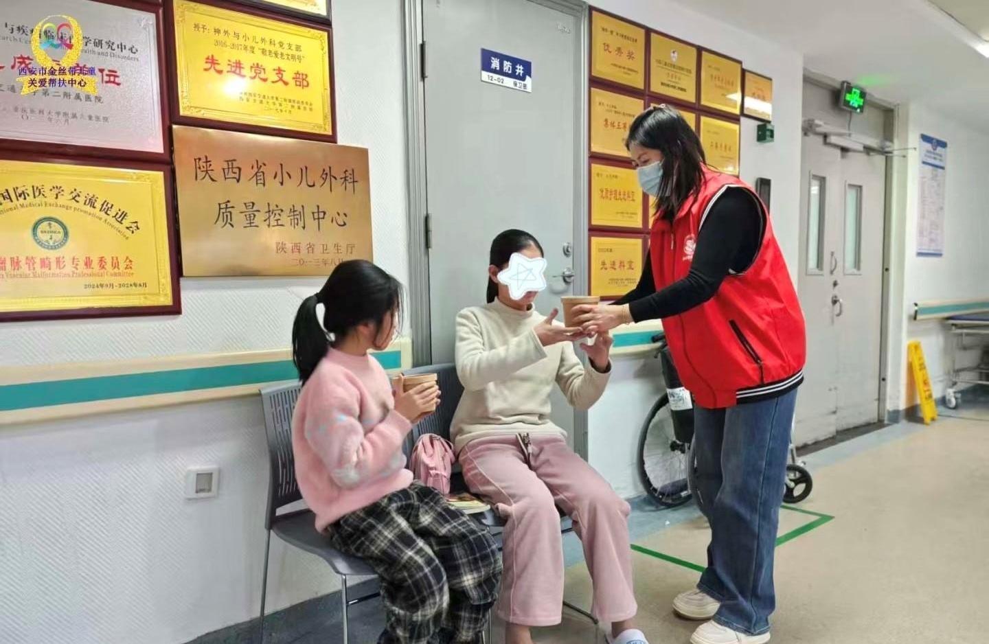 暖“心”闻:当腊八粥香飘进儿童病房 一勺一粥皆是陪伴