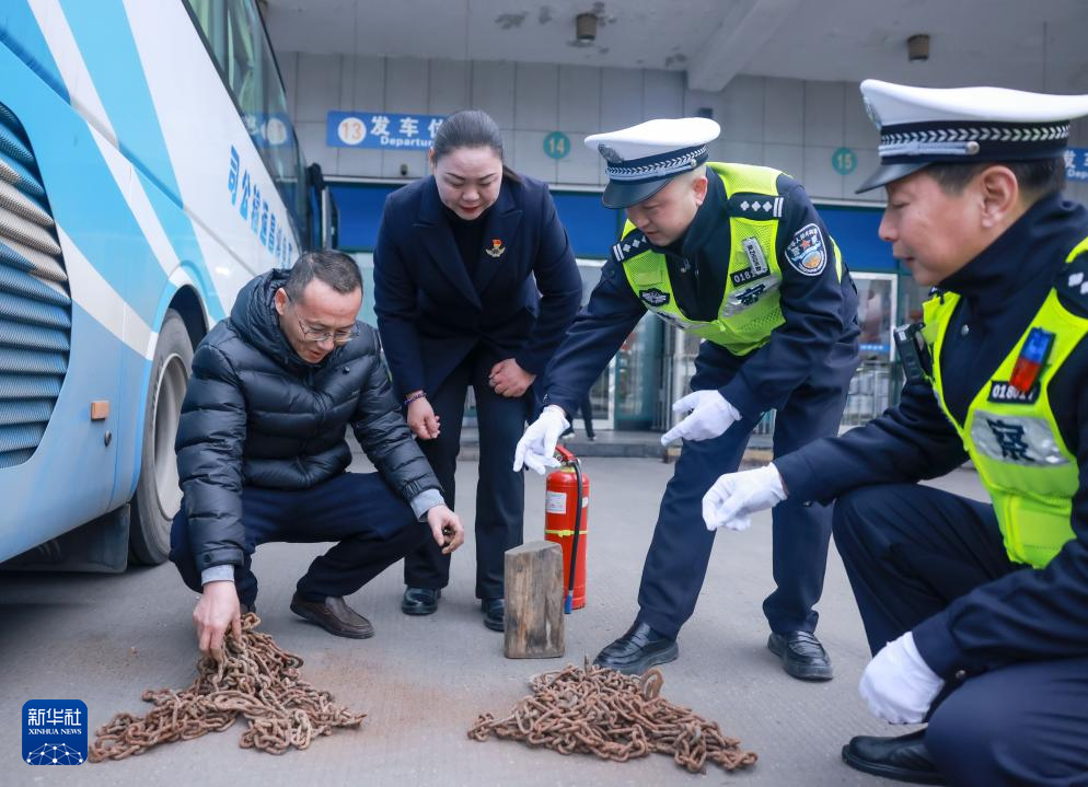 1月29日,在湖北省武汉市宏基长途客运汽车站,武汉交警对长途汽车进行安全检查。新华社记者 伍志尊 摄