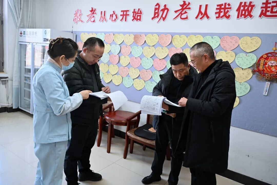 白银市纪委监委“室组”联动监督，深入了解养老惠民资金发放、老年人健康管理服务等情况。（张攀龙　摄）