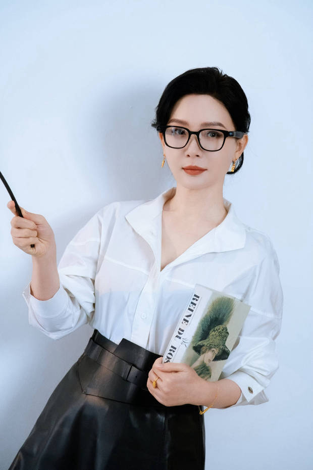 搜狐娱乐讯 29日，陈数在社交平台上更新美照，她身穿白色衬衣，搭配黑皮裙，秒变麻辣女教师，有种雷厉风行的既视感！