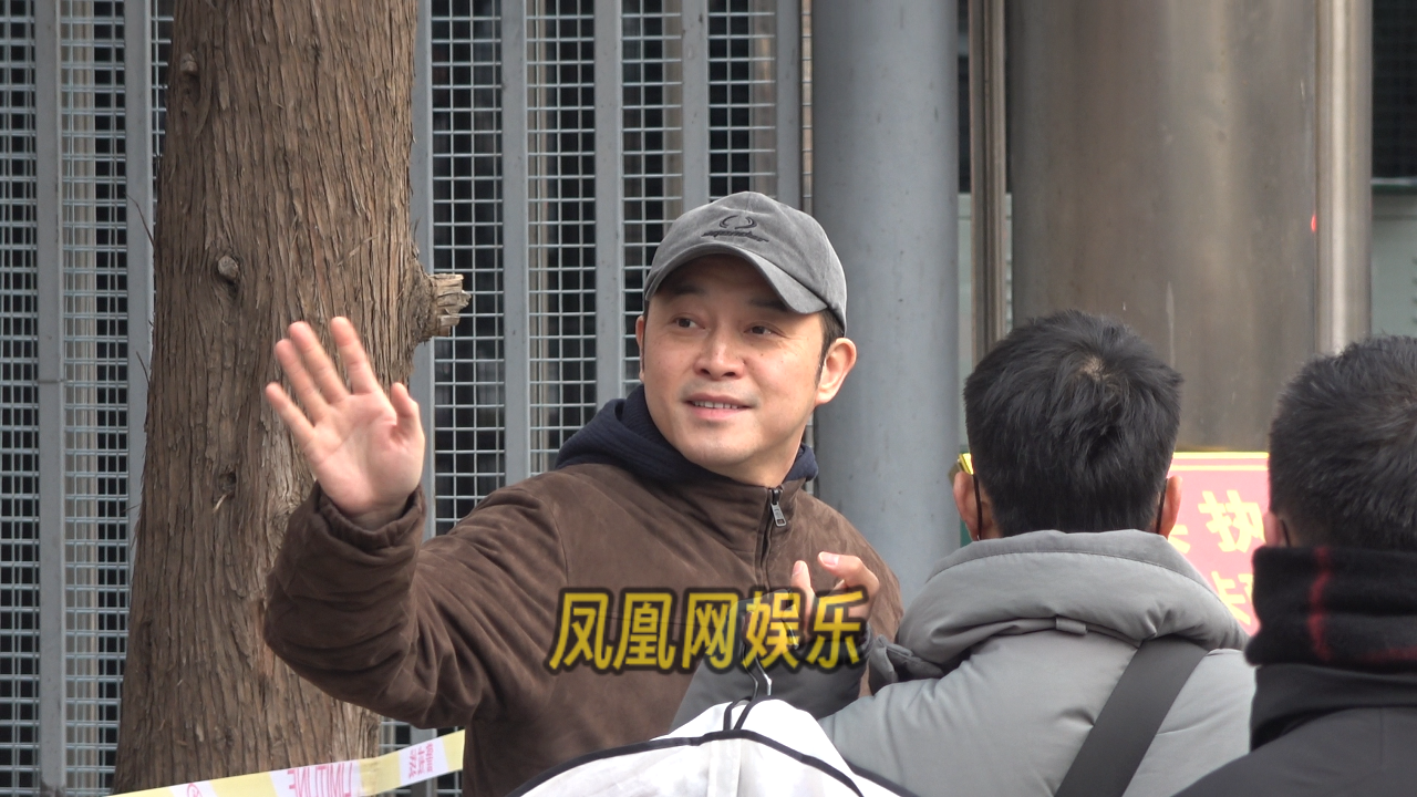 沙溢现身2026央视春晚首次联排，热情向大家打招呼。