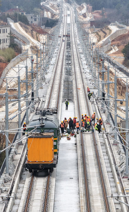 2026年1月19日，这是昌九高铁庐山南站至共青城东站区段铺轨施工现场。新华社记者 周密 摄