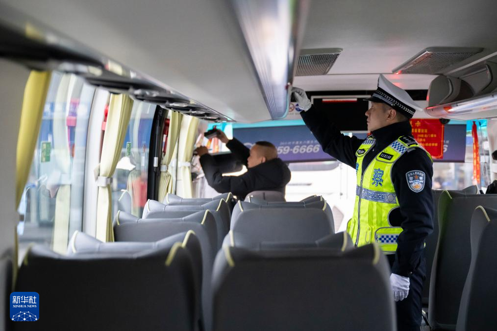1月29日,在湖北省武汉市宏基长途客运汽车站,武汉交警对长途汽车进行安全检查。新华社记者 伍志尊 摄