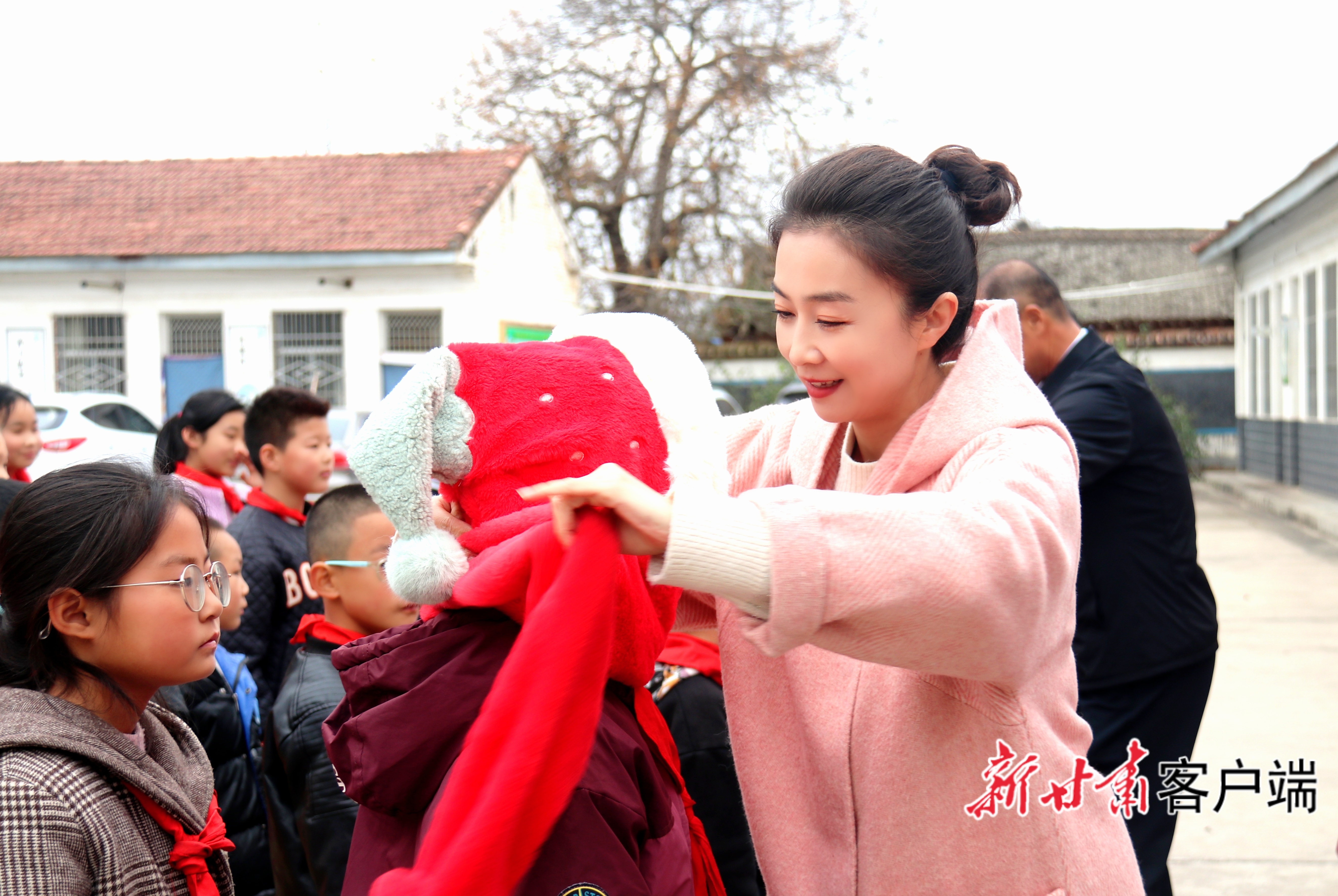 马艳红正在进行爱心捐助