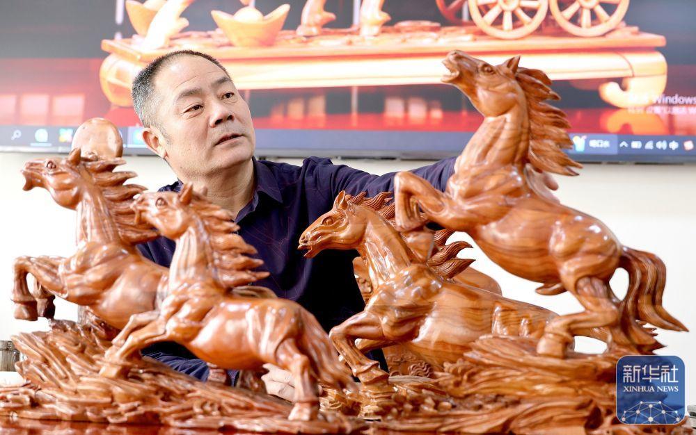 1月15日,在山东省临沂市蒙阴县桃墟镇,市级非物质文化遗产代表性传承人石绍松在雕琢马年主题文创作品。新华社发(公茂栋 摄)