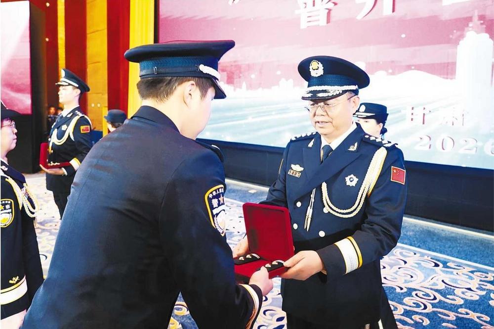 省委依法治省办副主任，省司法厅党委书记、厅长，省监狱管理局第一政委谢又生为晋升警衔警察代表授衔。