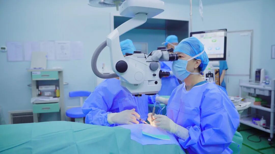 △深圳市眼科医院院长迟玮教授团队为患者手术。
