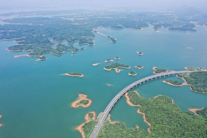 这是位于江西省九江市永修县与武宁县交界处的庐山西海与跨过水面的永武高速公路（2024年6月7日摄）。新华社记者 周密 摄