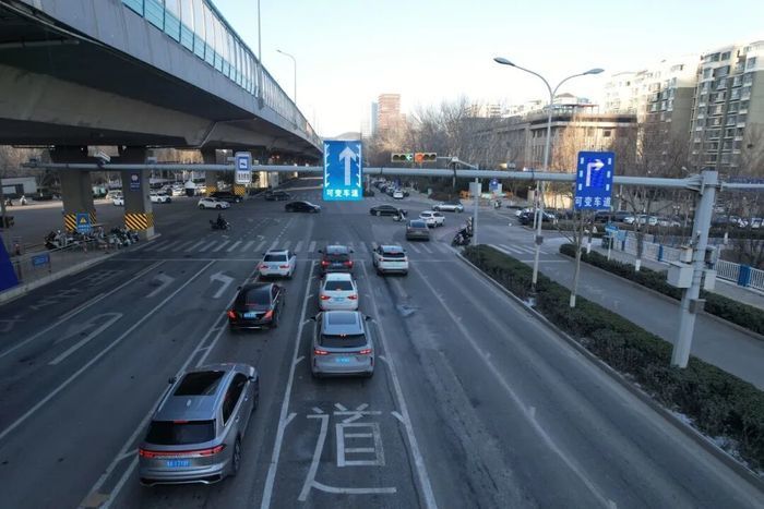 △早晚高峰可变车道为直行