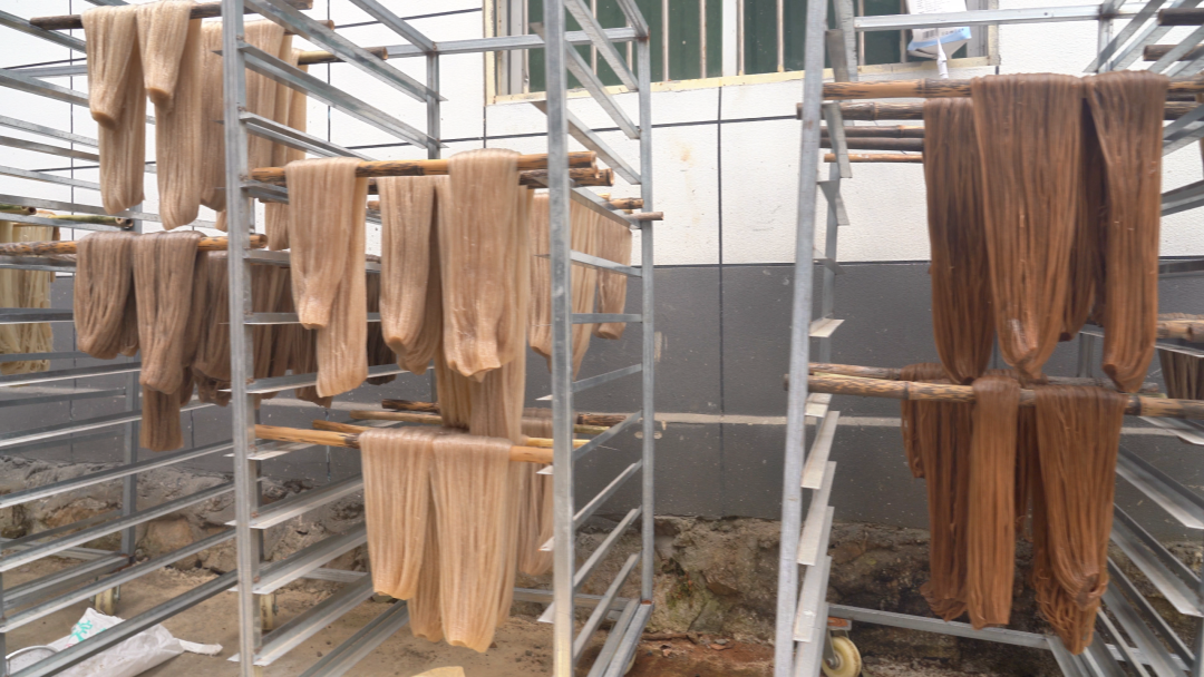 柞水：村办小工厂 富农更暖心