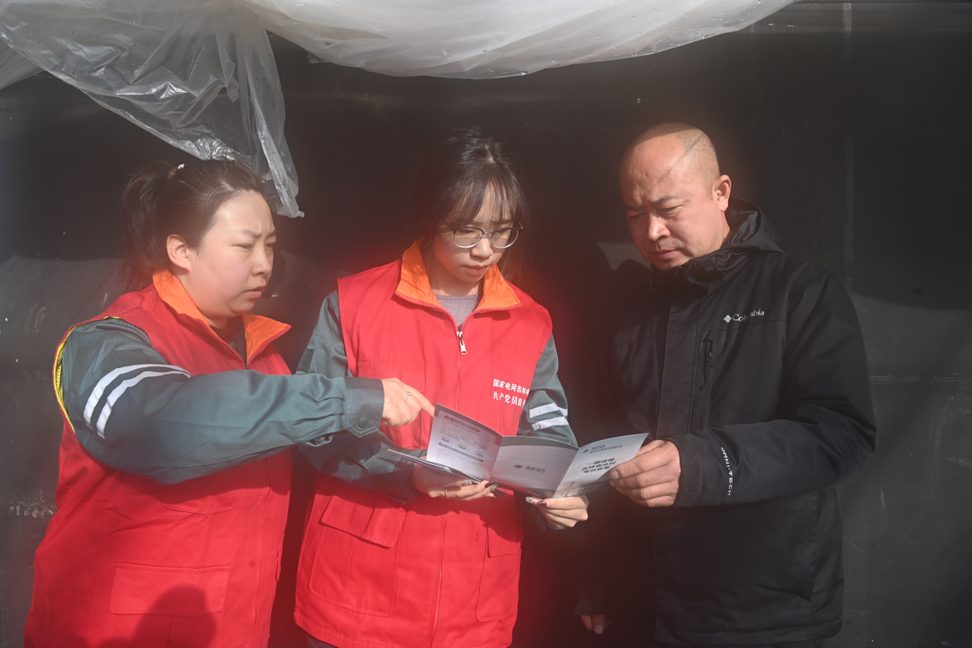 国网辽源供电公司工作人员宣传用电安全
