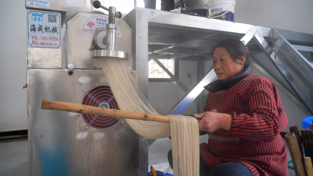 柞水：村办小工厂 富农更暖心