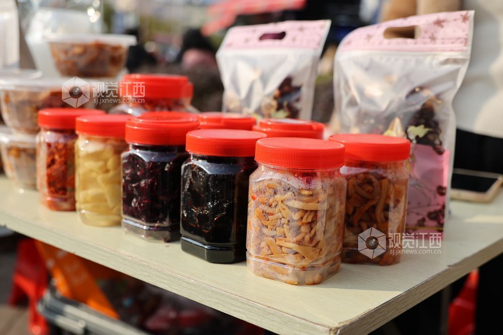 江西新余:非遗年货走俏社区(图)